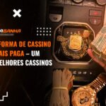 cassino, exibindo luxo e riqueza por meio da representação do interior de um carro sofisticado, um relógio dourado e maços de dinheiro para atrair potenciais jogadores.