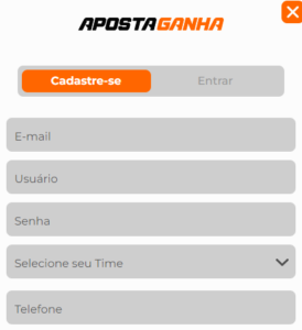 A imagem mostra uma janela pop-up de inscrição no site da “APOSTA GANHA”. O topo da janela tem um fundo laranja com botões “Cadastre-se” e “Entrar” em branco. Há cinco campos de texto cinza claro para inserir informações como “E-mail”, “Usuário”, “Senha”, “Selecione seu Time” e “Telefone”. O campo “Selecione seu Time” parece ser um menu suspenso, indicado por uma seta para baixo. No canto superior direito da janela, há um botão ‘X’ para fechar a janela pop-up.