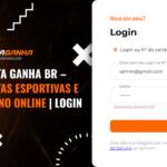 Página de login do site Aposta Ganha BR, um site de apostas esportivas e cassino online, com um fundo escuro e detalhes em laranja e branco, incluindo campos para inserir login ou número do cartão e senha.