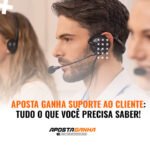 A imagem mostra dois indivíduos com headsets, possivelmente em um ambiente de suporte ao cliente, com os rostos desfocados; o texto em português indica informações sobre o suporte ao cliente de “Aposta Ganha”